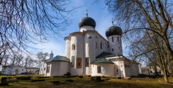 Сегодня после двухлетней реставрации откроется один из древнейших памятников России - Собор Рождества Богородицы Антониева монастыря в Великом Новгороде. Согласно легенде, монастырь на берегу Волхова был основан в 1106 году на месте, куда причалил камень с приплывшим из Рима монахом Антонием. В XII веке в стенах монастыря трудился первый русский математик Кирик - создатель "Учения о числах".