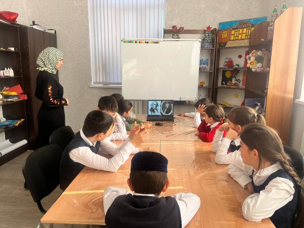 18.11.2025г. методист Дома культуры Точиева З.М. провела с детьми НОШ беседу-презентацию "Международный день слепых".

Ежегодно 13 ноября во всем мире отмечается Международный день слепых. Это не просто календарная дата, а важное событие, главная цель которого - привлечение внимания общества к жизни и проблемам людей с полной или частичной потерей зрения.