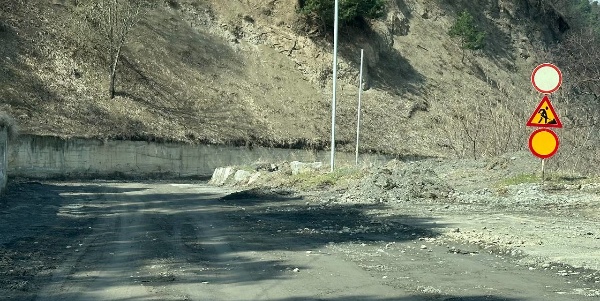 The Jeirah-Armhi highway continues to be rebuilt despite frequent collapses.

Passage and passage on this section is prohibited, appropriate signs are installed