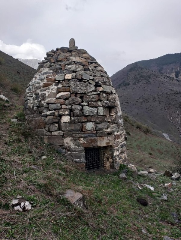 В эти дни сотрудниками музея-заповедника, в рамках плана работ по визуальному осмотру технического состояния ОКН с фотофиксацией ОКН с визуальными изменениями в конструкции, в соответствии с графиком обхода, совершен мониторинг ядрообразного мавзолея архитектурного комплекса «Тярш».  

Объект имеет круглое основание и конусообразный верх с венчающим шпилем, расположен в 75 метрах восточнее башен.

Высота памятника 3,40 м, на юго-западной стороне имеется лаз трапециевидной формы.

Сотрудники «Археологический центр им. Е.И. Крупнова» отмечают, что в погребальной камере мавзолея находились останки 9-10 усопших (частью в деревянных гробах), а также разнообразный вещевой инвентарь. В основании камеры был устроен на известковом растворе каменный ящик, имеющий в плане прямоугольную форму со слегка выпуклыми длинными сторонами. Своими краями он уходит под основание кладки стен мавзолея, что наглядно свидетельствует о последовательности возведения памятника. Ориентирован каменный ящик по линии СЗ–ЮВ. Погребальный инвентарь позволяет датировать его не ранее конца XVII в.
Мавзолей был стационарно исследован Р.А. Даутовой в 1982 году. На памятнике проведены восстановительные работы.