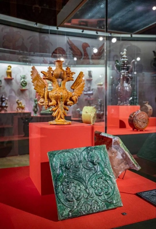 В Историческом музее открылась роскошная выставка, посвященная работам скопинских мастеров XIX века.

Более 80 произведений представлены в Кабинете председателя в Главном здании Исторического музея. Уникальные фигурные сосуды, подсвечники, скульптуры и изразцы, вдохновленные народным фольклором собраны в три основных раздела выставки.

Керамисты Скопина черпали свое вдохновение из народных сказаний и переносили любимые образы в пластические формы керамики, где мифические персонажи соседствуют с животными и людьми. 

Центр художественной керамики возник в Скопине рязанской губернии в 1860-е годы и существовал до 1917 года.