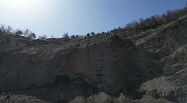 Над дорогой «Джейрах - Армхи» образовался крупный разлом. 

Он протянулся прямо над участком дороги где проходили работы по реконструкции. 

Работы на данный момент приостановлены. 

Проезд и проход по данному участку запрещен!