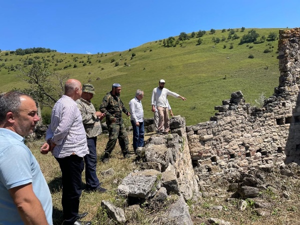 19 августа руководитель Комитета Государственной охраны объектов культурного наследия Кодзоев Т. У. и и. о. директора Джейрахско-Ассинского музея-заповедника Сампиев А. А. посетили башенный комплекс «Мецхал», где специалистами комплексных архитектурных  и реставрационных проектов АСМ ГРУПП совместно с сотрудниками музея-заповедника проводятся работы по фиксации и учету ОКН горной Ингушетии.

Мецхал – крупный башенный поселок в Джейрахском районе, рядом с. Фалхан. Сегодня там сохранились лишь полуразрушенные, но не утратившие своей исторической ценности, строения.