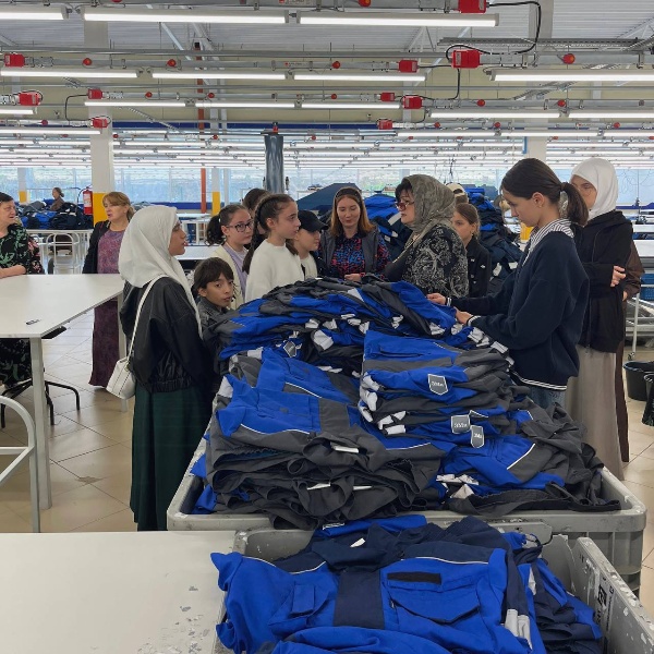 В рамках развития промышленного туризма, Комитет по туризму Республики Ингушетия совместно с Министерством промышленности и цифрового развития Республики Ингушетия организовали познавательную экскурсию на швейное предприятие «4БРА» для детей из Клуба добрых людей.
⠀
Участники экскурсии познакомились с процессом пошива одежды, увидели работу специалистов, узнали о современных технологиях и возможностях лёгкой промышленности в регионе.
⠀
Такие инициативы помогают детям расширить кругозор, формируют интерес к производственной сфере и способствуют ранней профориентации.