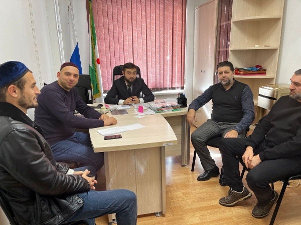 В комитете по туризму Республики Ингушетия прошло совещание, посвященное разработке новых туристических маршрутов.
В мероприятии приняли участие выдающиеся специалисты в области археологии, руководитель Ассоциации развития туризма и опытные экскурсоводы. Главной темой обсуждения стало открытие новых маршрутов и развитие туризма на территории Сунженского района.
Участники совещания информировали о возможностях расширения туристических локаций, обсуждали перспективы развития инфраструктуры и привлечения туристов . По итогам встречи было принято решение о создании рабочей группы, которая займется разработкой новых туристических маршрутов в указанной территории.

В сфере туризма Республики Ингушетия происходят значительные изменения, и создание новых маршрутов станет важным шагом в развитии региона. Ожидается, что новые маршруты способствуют увеличению числа туристов, привлекут внимание изучения культурного наследия региона и способствуют развитию экономики.

Таким образом, решение о разработке новых туристических маршрутов открывает перед Республикой Ингушетия перспективы для устойчивого развития туристической отрасли и привлечения новых инвестиций в регион.