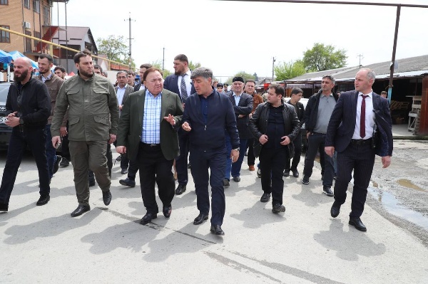 Глава Ингушетии Махмуд-Али Калиматов совместно с первым вице-премьером Магомедом Евлоевым и представителями профильных ведомств выехал на место пожара на Центральном рынке в г. Сунже. Глава региона лично оценил масштабы разрушений и пообщался с владельцами торговых точек, сгоревших в ходе пожара. 

Возгорание, произошедшее ночью, охватило 1300 кв. метров и затронуло 220 торговых точек. Пострадали 4 человека, один госпитализирован.

Руководитель субъекта поручил оказать юридическую помощь предпринимателям в составлении исковых заявлений о взыскании ущерба.