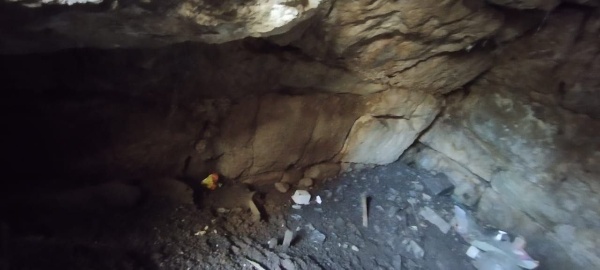 В эти дни, во время очередного обхода, инспектором Джейрахско-Ассинского музея-заповедника на территории башенного комплекса Цори обнаружено, ранее не известное, подземное камерное строение из камня, предположительно, древнего подземного склепа. 

Подземное строение было обнаружено возле двух надземных склеповых усыпальниц, расположенных рядом с проезжей частью. Небольшой лаз прямоугольной формы был прикрыт большим валуном, отодвинув который работник обнаружил входное отверстие подземного каменного склепа, с сохранившимися костными останками внутри.

Напоминаем, что в горной Ингушетии совместно со специалистами АСМ ГРУПП проводятся работы по инвентаризации объектов культурного наследия, для выявления их фактического наличия и обеспечения их сохранности.  

Обнаруженный объект, после проведения соответствующих работ, будет включен в перечень выявленных объектов культурного наследия республики.