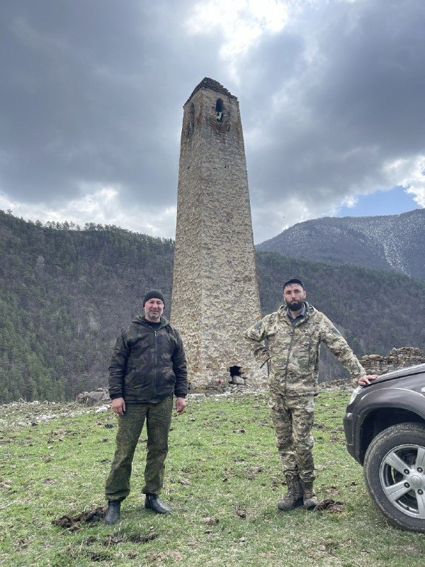 В ходе продолжающейся работы по фиксации и учету объектов культурного наследия горной Ингушетии, сотрудниками Джейрахско-Ассинского музея-заповедника совместно со специалистами комплексных архитектурных  и реставрационных проектов АСМ ГРУПП проведены работы на архитектурных комплексах «Салги» и «Хайрах». 

Инвентаризация ОКН является одной из необходимых составляющих комплексного изучения памятников. В большинстве случаев приходится констатировать, что информация об историко-культурных объектах носит отрывочный характер.  Поэтому важно, чтобы при разработке проектной документации и программных документов по культурному наследию предусматривалось получение систематизированных сведений о том, что из себя представляет объект управления и как организовать его мониторинг.

В результате проведенных мероприятий в Салги зафиксировано 108 ОКН – это 2 боевые, 2 полубоевые башни, 17 жилых  башен, 10 склепов, 1 святилище,  61 погребальных стел.

В Хайрахе зафиксированы и учтены 1 боевая и 13 жилых башен, 5 склепов, 48 стел и руинированные объекты. Всего 73 ОКН, находящиеся в аварийном и руинированном состоянии.  

Документом, отражающим собранную полевую информацию, является «Акт осмотра технического состояния ОКН».

Партнерами проекта являются благотворительные фонды «САФМАР» и «Возрождение».  