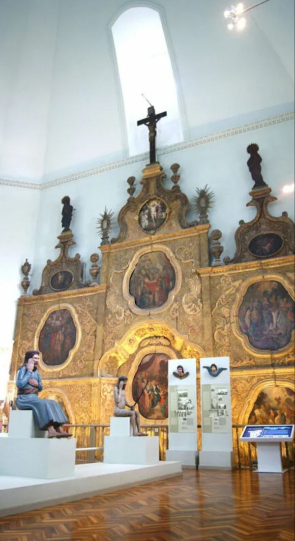 Сегодня в Спасо-Преображенском кафедральном соборе Перми специалисты "АСМ Групп" и "Российской Ассоциации Реставраторов" осмотрели уникальнейший деревянный иконостас, перевезенный сюда по реке Кама в 1781 году из Пыскоры.

Барочный иконостас высотой 22 метра был создан в мастерской Пыскорского монастыря в 1750-х годах. Автором может быть московский иконописец Василий Василевский.

В ближайших планах - противоаварийные мероприятия, затем - реставрация иконостаса.