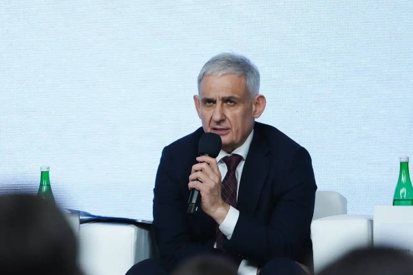 Россия и Абхазия запускают новый этап развития инфраструктуры для инвестиций.

В Сухуме в рамках Международного экономического форума «Абхазия — инвестиции в будущее» состоялся круглый стол «Роль государства в поддержке инвестиционной деятельности».

В обсуждении приняли участие представители органов власти Республики Абхазия и Российской Федерации, институтов развития, банковского и делового сообщества, а также потенциальные инвесторы. 

Российскую сторону представили заместитель министра экономического развития РФ Сергей Назаров и генеральный директор Кавказ.РФ Андрей Юмшанов.

Ключевой темой обсуждения стали механизмы, направленные на создание условий для роста инвестиционной активности и запуска новых проектов.

Сергей Назаров отметил, что за последние годы совместная работа России и Абхазии позволила сформировать базу для дальнейшего развития республики. Реализованы проекты в социальной сфере, модернизированы транспортная и инженерная инфраструктура.  

«Сегодня у Абхазии есть все предпосылки для устойчивого экономического роста — это и положительная динамика ключевых показателей, и высокий интерес со стороны инвесторов. При этом ключевая задача — не только в расширении мер поддержки, а в формировании понятных и равных условий для ведения бизнеса. Важно обеспечить прозрачные правила, при которых такие меры действительно будут работать и создавать стимулы для долгосрочных инвестиций. Это позволит сформировать устойчивую инвестиционную модель и раскрыть», потенциал экономики республики,
— подчеркнул Сергей Назаров.