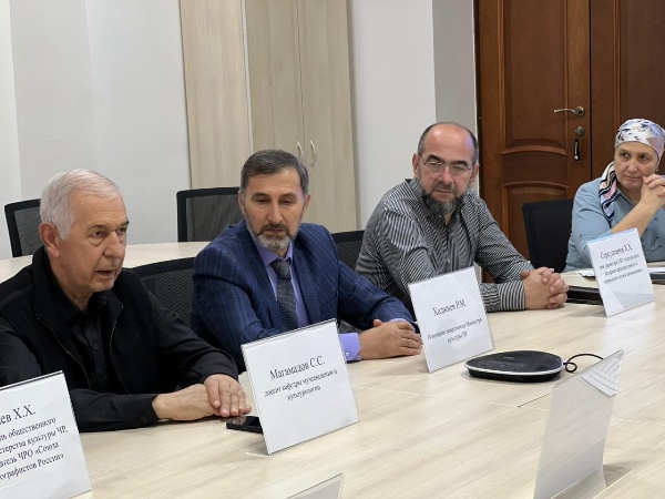 По приглашению ЧГУ им. А.А. Кадырова зам. директора ГБУ «Аргунский музей-заповедник» Серсултанов Х.Х. принял участие на круглом столе прошедшем на Кафедре музееведение и культурологии Исторического факультета ЧГУ им. А. А. Кадырова. 

Тема круглого стола: «Профессии культуролог и музеолог: проблемы и перспективы  подготовки студентов».