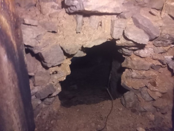 В ходе продолжающихся исследований Мальского монастыря в Псковской области, специалисты "АСМ Групп" обнаружили заложенный вход в подклет четверика Церкви Рождества Христова. 

Каменный свод, ступени и деревянная колода дверного проема - это только первые открытия по заложенным в позднее время историческим объемам храма. Исследования продолжаются и вероятно приведут к обнаружению неизвестных ранее подземных объемов и строительных конструкций наиболее старинной части церкви.