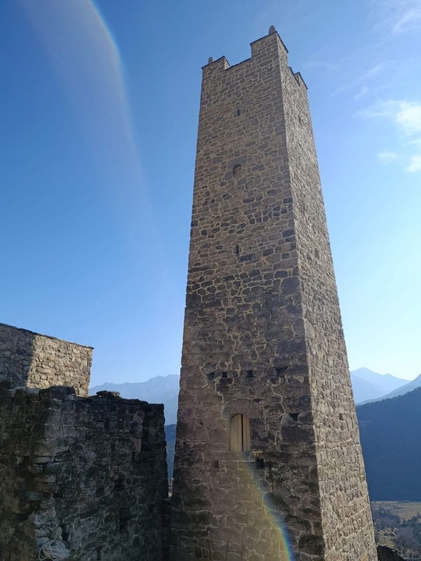 27 ноября 2025 г. руководитель Комитета Государственной охраны объектов культурного наследия Кодзоев Т. У. и и.о. директора ГКУ «Джейрахско-Ассинский музей-заповедник» Сампиев А.А. приняли участие в мероприятии по случаю завершения реставрационных работ башенного комплекса «Кели», в ходе которых был восстановлен исторический ансамбль, состоящий из одной боевой и четырех жилых башен.

Работы велись высококвалифицированными специалистами по проектно-сметной документации, утвержденной Правительством Республики Ингушетия при финансовой поддержке благотворительных фондов «САФМАР» и «Возрождение».

Ранее, в рамках плана работы по надзору за проведением реставрационных, консервационных и противоаварийных работ, направленных на сохранение историко-архитектурных объектов горной Ингушетии, руководители компетентных организаций совершали инспекционные обходы данного комплекса, по итогам которого нарушения не выявлялись – все работы велись в соответствии с установленными нормами и стандартами.  