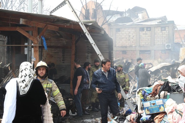 Глава Ингушетии Махмуд-Али Калиматов совместно с первым вице-премьером Магомедом Евлоевым и представителями профильных ведомств выехал на место пожара на Центральном рынке в г. Сунже. Глава региона лично оценил масштабы разрушений и пообщался с владельцами торговых точек, сгоревших в ходе пожара. 

Возгорание, произошедшее ночью, охватило 1300 кв. метров и затронуло 220 торговых точек. Пострадали 4 человека, один госпитализирован.

Руководитель субъекта поручил оказать юридическую помощь предпринимателям в составлении исковых заявлений о взыскании ущерба.