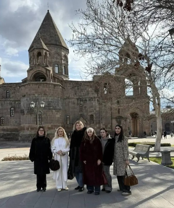 Академическая мобильность ПГУ: лекции в Ереванском государственном университете.

Программа академической мобильности ПГУ продолжает открывать новые образовательные и научные возможности для преподавателей и студентов.

Доценты кафедры экспериментальной лингвистики и межкультурной компетенции ИИЯМТ ПГУ С. Ю. Кравченко и М. С. Кузнецова провели лекции и практические занятия в ЕГУ. Визит состоялся в рамках соглашения о сотрудничестве между двумя вузами.

К образовательной программе также присоединились студентки ПГУ – Хачатурова Милена, Агабекян Рената и Шалунц Мадлена. Они посетили занятия по направлениям современной лингвистики и приняли участие в академической работе университета.

Подобные образовательные обмены укрепляют партнёрство между университетами и создают новые возможности для развития науки, образования и межкультурного диалога.