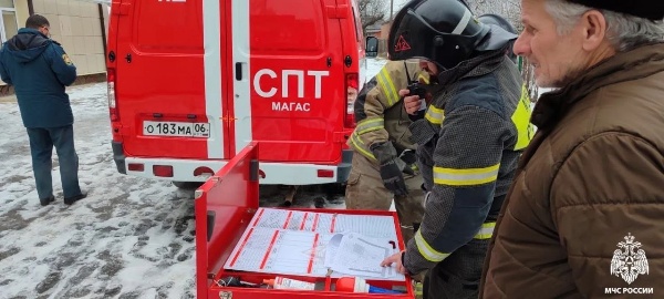 В школе Назрановского района прошли учения по тушению пожара.

На базе СОШ в с.п. Долаково проведены пожарно-тактические занятия.

По легенде, возгорание произошло на кухне 1-го этажа из-за короткого замыкания.

Ход действий:
Персонал школы эвакуировал 40 человек до прибытия пожарных.
Прибывшие подразделения провели разведку в дыхательных аппаратах.
Найден и выведен из здания условный пострадавший.
Пожарные ликвидировали условное возгорание.

Цель учений:
Отработка действий при тушении пожаров на социально значимых объектах.
Совершенствование навыков оценки обстановки, принятия решений и прогнозирования.