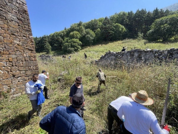 Сотрудники Джейрахско-Ассинского музея-заповедника совместно с представителями тейпа Кокурхой провели субботник на башенном комплексе "Коки". Была очищена территория комплекса, произведены покос травы и нежелательной растительности, вырублены кустарники. 

Проведённые мероприятия, предваряют масштабные исследовательские работы по выявлению и учёту объектов культурного наследия, которые проводятся специалистами АСМ ГРУПП на всех архитектурных комплексах Ингушетии. 