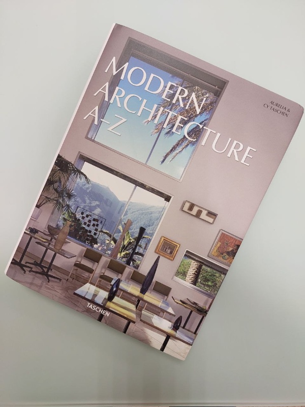 Новое приобретение в библиотеку компании - роскошное широкоформатное полноцветное издание "Modern Architecture A-Z".

Более 670 страниц представляют различные архитектурные стили, выдающихся архитекторов и их великие строения.

Издательство TASCHEN. 2022.
