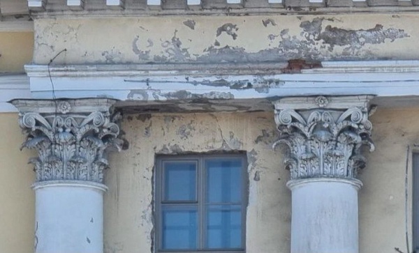 Со здания Российской национальной библиотеки на набережной реки Фонтанки, 36, сняли строительные леса и наконец показался главный фасад - местами в еще более плачевном состоянии, чем был до начала реставрации.

Подрядчик "Строительное дело СГ" в апреле уведомил заказчика о расторжении контракта в одностороннем порядке, в связи с неполным и некачественным проектом реставрации. КГИОП прокомментировал , что в процессе работ выявилась необходимость проведения дополнительных изысканий, в том числе по возможности воссоздания утраченной лепной композиции с двуглавым орлом на фронтоне.