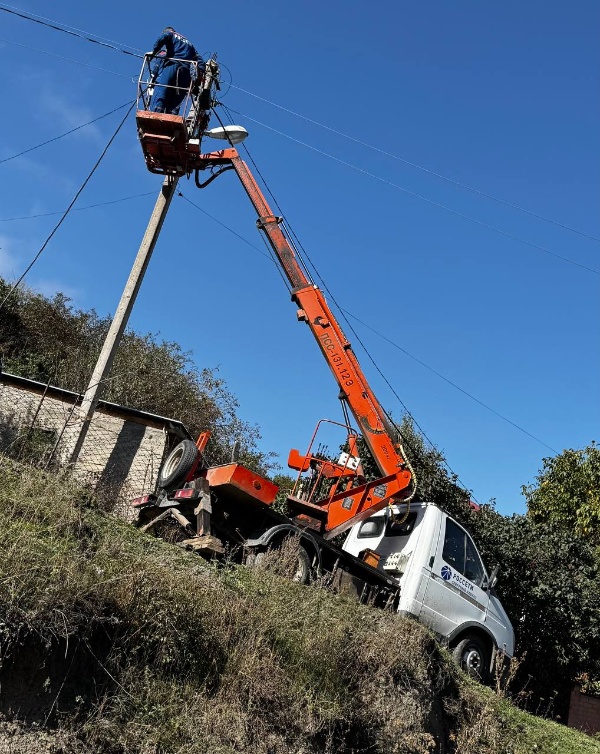 Work continues on upgrading the power line in the villages of Jayrakh and Armkhi.

The modernization of the network is driven by the need to improve the quality of electricity and ensure connectivity for new consumers.