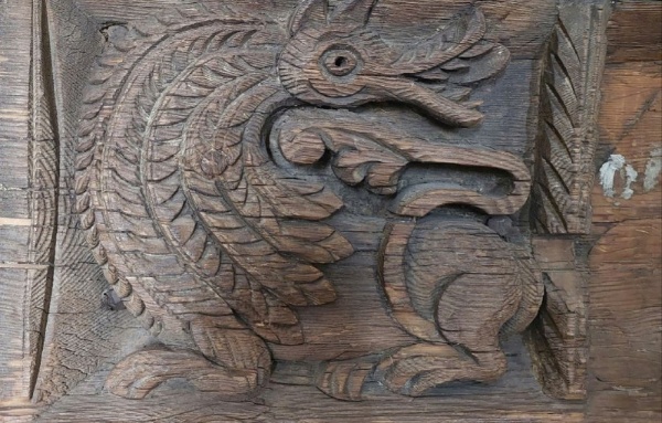 Русская резьба по дереву достаточно широко представлена в Российском Этнографическом музее в Санкт-Петербурге. Фронтоны, наличники, сандрики и прочие архитектурные элементы, собранные в музее заставляют задуматься о символике и сказочных персонажах.