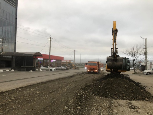 В с.п. Яндаре ведутся масштабные работы по реконструкции автодороги.

Подрядная организация продолжает капитальный ремонт и комплексное благоустройство участка автомобильной дороги по улице Орджоникидзе.

Протяжённость обновляемого участка — более 5200 метров.

Помимо замены асфальтового покрытия, проект включает: обновление и обустройство новых тротуаров, установку остановочных пунктов, приведение в соответствие со стандартами пешеходных переходов у школ №1 и №2.

Реализация проекта позволит значительно повысить качество дорожной инфраструктуры и безопасность движения.