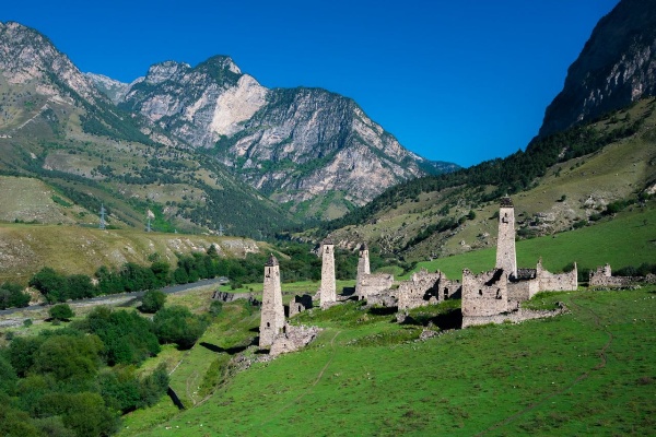 Сегодня Ингушетия отмечает День ингушской башни.

Указ об учреждении этого праздника подписал Глава Республики  Ингушетия Махмуд-Али Макшарипович Калиматов 9 июля  2021 года.        

Праздник отмечается в Республике Ингушетия, начиная с 2022 года ежегодно в третью субботу мая. Символично, что в этом году, этот праздник совпадает с Международным Днем музеев, который ежегодно отмечается 18 мая.

День ингушской башни имеет  большое значение для нашего народа, так как   средневековые башни - уникальные объекты истории и архитектуры   древней Ингушетии.

Древние монументальные жилые, оборонительные, сигнально-сторожевые и наблюдательные каменные сооружения разбросаны по всей горной Ингушетии. В периметре башенных комплексов также   располагаются и другие объекты ингушского зодчества — святилища и склепы.

Для местного населения этот праздник очень важен, поскольку обусловлен национальными особенностями народа. 

Учитывая важность сохранения  исторических памятников для ингушского народа,   руководством республики прилагаются все  возможные усилия для сохранения каменного зодчества для подрастающего поколения. Производятся раскопки древних орнаментов. Открыта школа архитекторов с проведением практических работ с восстанавливаемыми объектами.

Сегодня современники гордятся родовыми башнями, и многие представители разных родов делают всё, чтобы сохранить  их в первозданном виде.

Горная Ингушетия - это место, где находятся исторические памятники, которыми гордится народ. Наша с вами задача  передать нашим потомкам  в целости и сохранности наше достояние.

В свою очередь, коллектив Джейрахско-Ассинского музея-заповедника поздравляет всех жителей республики с этим праздником. Наши предки железной хваткой объединяли усилия на пути возведения этих башен, мы желаем всем нам объединить усилия на пути сохранения этих башен!

И пусть наши башни стоят вечно!