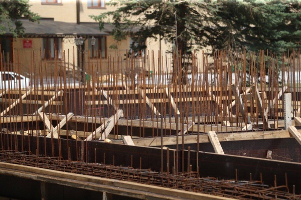 В селе Сурхахи Назрановского района полным ходом идет реконструкция Дома ветеранов. 

Старое здание, построенное в 1992 году, будет полностью демонтировано, а на его месте появится современный трехэтажный корпус площадью 1590 кв. м. 

Новый корпус сможет принять 50 постояльцев.

Сейчас уже завершены земляные работы, залита фундаментная плита и ведется возведение железобетонного каркаса. 

Чтобы ускорить строительство, планируется увеличить число рабочих бригад и перейти на двухсменный режим работы. 

Стоимость проекта превышает 263 миллиона рублей.  Завершить строительство планируется в июне следующего года.