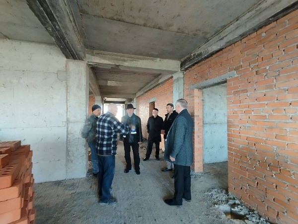 Продолжается строительство детского сада в с. п. Южное Малгобекского района. Партдесант «Единой России» следит за ходом работ.

В инспекционном выезде приняли участие: секретарь МО партии в Малгобекском районе Корейш Гулиев, депутаты районного совета, активисты МО.

Учреждение предназначено для детей от 1,5 до 7 лет и создаст благоприятную среду для правильного развития детей дошкольного возраста. Рассчитано образовательное учреждение на 120 мест. 

Строительство детского сада в самом разгаре. Процент выполненных работ на сегодняшний день составляет 45%. Завершено возведение железобетонного каркаса здания, колонн, а также выполнено перекрытие подвальных помещений, первого и второго этажей. 

Здесь проведена гидроизоляция стен и построена трансформаторная подстанция. На данный момент начата кирпичная кладка внутренних перегородок. 
Внутренняя кладка завершена на 85%.

Напомним, двухэтажное здание с подвалом будет иметь современную инфраструктуру. В дошкольном учреждении предусмотрены: групповые ячейки для детей разного возраста, вестибюль с комнатой для охраны и пожарного поста, медпункт, пищеблок, постирочная, зал для музыкальных и физкультурных занятий.

«Мы внимательно следим за качеством выполняемых работ и очень рассчитываем на быстрое и качественное завершение проекта. Данный детский сад не только создаст новые места для детей, но и станет центром социального взаимодействия для родителей и местного сообщества», - отметил Корейш Гулиев.