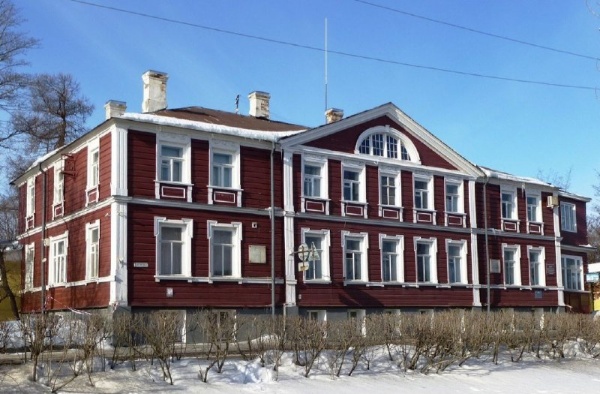 В столице Карелии - Петрозаводске продолжается реставрация Дома горного начальника. Работы включают реставрацию перекрытий, лестниц и кирпичной кладки, стропильной системы и фасадов из деревянной обшивки, а также замену окон, дверей и крыльца.

Здание было построено в конце XVIII века для Чарльза Гаскойна - директора Александровского завода и управляющего Олонецким горным округом, жившем в Петрозаводске с 1786 по 1806 годы.