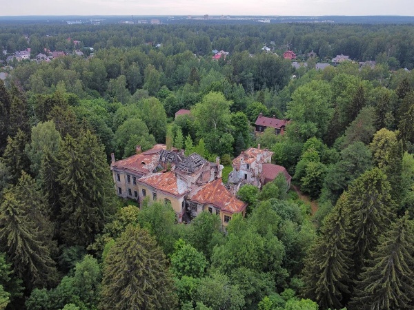 «Агентство по управлению и использованию памятников истории и культуры» передает на торги знаменитую Дачу Фаберже в Парголово под Санкт-Петербургом. Памятник архитектуры представляет значительную культурную и историческую ценность. 

Дача Фаберже (1878-1882) включает шесть зданий общей площадью около 3 тысяч метров, четыре из которых имеют статус объектов культурного наследия федерального значения. 

Передача данных объектов на торги позволит привлечь средства инвесторов для реставрации памятников архитектуры и приспособления их к современному использованию.