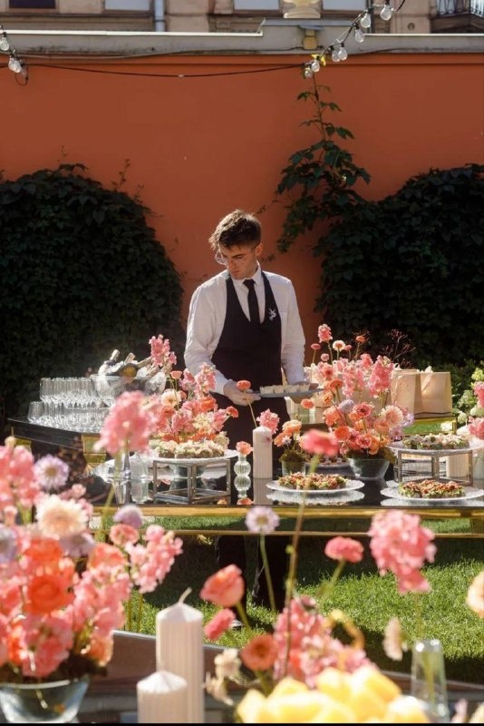 После масштабной реновации и реставрации "Особняк Мясникова" на улице Восстания в Петербурге, открывает пространство внутреннего двора.

Возле ресторанов Joli Grand Bistrot и Juan Cantina Espanola теперь цветущий сад, воссозданный по историческим данным, вернув ему дореволюционный облик конца XIX века. Уже в августе появится утраченный в советское время каменный фонтан. 

16 июня здесь пройдет арт-бранч в честь открытия двора совместно с ювелирным домом Anna Nova и рестораном Avocado Queen.

"Особняк Мясникова" - Лучший проект реставрации Петербурга 2008 года от "АСМ".