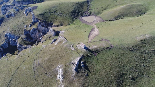 Международный день гор отмечается ежегодно, 11 января. Праздник был учреждён резолюцией Генеральной Ассамблеи ООН в 2003 г. 

Цель этого дня - не поздравления всех "причастных", а сохранение природного богатства мира, поддержка коренных жителей горных районов, повышение осведомлённости людей о проблемах и важности горных массивов. 
По данным ООН около 15% всего человечества живёт в горах. Около 50% всего биоразнообразия находится там же. Примерно половина человечества зависит от различных ресурсов, которые предоставляют нам горы. Тем опаснее становятся изменение климата, деградация земель и любые другие негативные изменения в этих областях. 
Горы Ингушетии отличаются первозданностью и особой красотой. В каком бы месте мы не находились везде открываются потрясающие виды на горы. С горными вершинами связаны самые красивые ингушские предания, а на их склонах стоят древние башни и культовые памятники. 

Самой высокой горной вершиной в Ингушетии считается гора Шоан. Её название происходит от ингушского  слова "ша"- ледник, а также Цей-Лоам и Цорейлам. 

Особое место и почитание в республике занимает, овеянная легендами, Столовая гора, высотой около 3000 м. над уровнем моря, которая помимо известных памятников, расположенных на  вершине, содержит очень много тайн и загадок на своих склонах. 