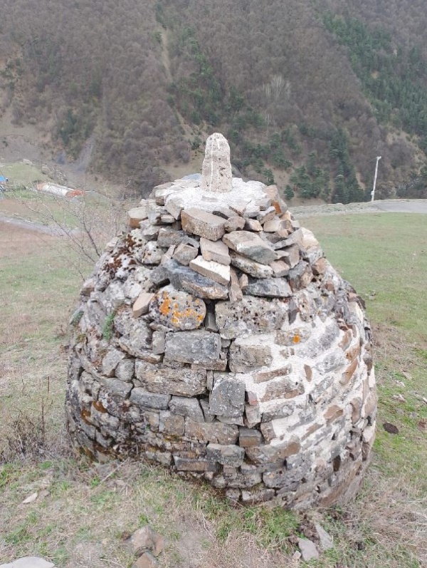 В эти дни сотрудниками музея-заповедника, в рамках плана работ по визуальному осмотру технического состояния ОКН с фотофиксацией ОКН с визуальными изменениями в конструкции, в соответствии с графиком обхода, совершен мониторинг ядрообразного мавзолея архитектурного комплекса «Тярш».  

Объект имеет круглое основание и конусообразный верх с венчающим шпилем, расположен в 75 метрах восточнее башен.

Высота памятника 3,40 м, на юго-западной стороне имеется лаз трапециевидной формы.

Сотрудники «Археологический центр им. Е.И. Крупнова» отмечают, что в погребальной камере мавзолея находились останки 9-10 усопших (частью в деревянных гробах), а также разнообразный вещевой инвентарь. В основании камеры был устроен на известковом растворе каменный ящик, имеющий в плане прямоугольную форму со слегка выпуклыми длинными сторонами. Своими краями он уходит под основание кладки стен мавзолея, что наглядно свидетельствует о последовательности возведения памятника. Ориентирован каменный ящик по линии СЗ–ЮВ. Погребальный инвентарь позволяет датировать его не ранее конца XVII в.
Мавзолей был стационарно исследован Р.А. Даутовой в 1982 году. На памятнике проведены восстановительные работы.