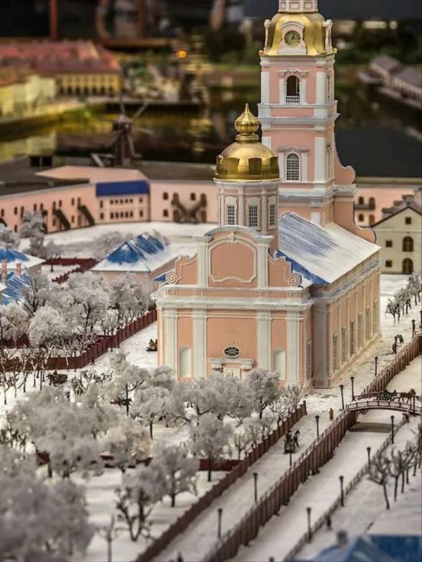 Представьте, что вы отправились на вертолетную экскурсию над городом и теперь можете взглянуть на исторический Петербург и его пригороды с высоты... Именно такое ощущение появляется у многих при посещении уникального макета "Петровская акватория".

Пока гости осматривают миниатюру города, вокруг сменяются времена года и время суток, что создает полный эффект погружения в жизнь северной столицы.

Создание макета не без участия архитекторов "АСМ Групп".