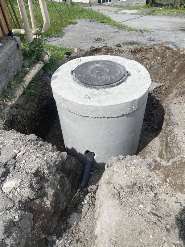 В с.п. Джейрах по ул. Льянова завершены работы по присоединению (врезке) объектов к новому водопроводу. 

Сделано  более 80 отводов. Сейчас устанавливаются  бетонные  кольца и шаровые краны для подключения переулков, также проводятся работы по уборке  кусков  асфальта, камней и прочего мусора с дорог и обочин. 

Подключение нового водопровода планируется завершить до конца недели.