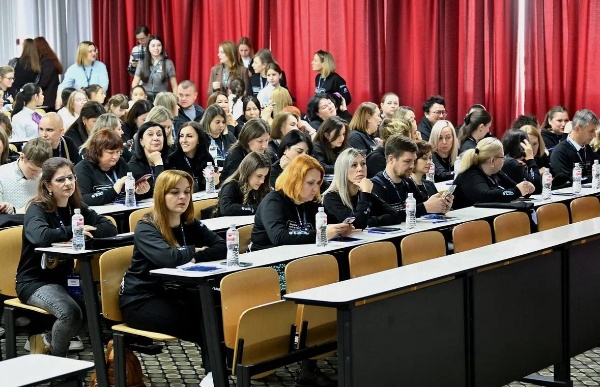 На базе ПГУ проходит второй форум «Родители. Онлайн 2.0».

Масштабное мероприятие, главная цель которого – поддержать родителей, дать им конкретные инструменты и живые примеры для решения актуальных задач в одном из самых важных дел – воспитании детей.

С приветственным словом к участникам форума обратился ректор ПГУ, председатель Совета ректоров вузов СКФО, профессор Александр Павлович Горбунов.

Он отметил значимость открытого диалога между педагогами, родителями и экспертами, подчеркнув, что воспитание подрастающего поколения – общая ответственность семьи, школы и общества.

Организаторами мероприятия выступили ФГБОУ «Российский детско-юношеский центр» совместно с Российским обществом «Знание». 