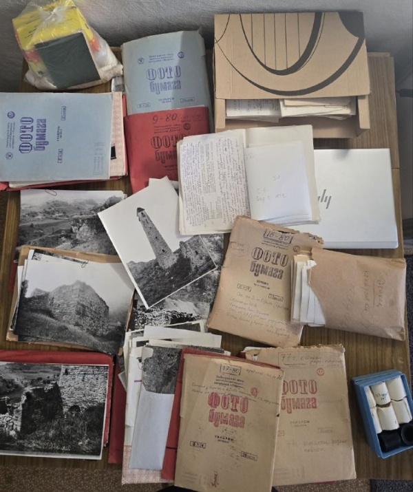 В рамках продолжающейся масштабной программы по выявлению исторических данных по средневековой башенной архитектуре горной Ингушетии, "АСМ Групп" приобрело один из частных архивов экспедиций 1970-х годов, насчитывающий более 300 уникальных фотографий различных башен, а также обширный материал на фотопленках. 

Программа продолжается при полной поддержке Благотворительного фонда "САФМАР".