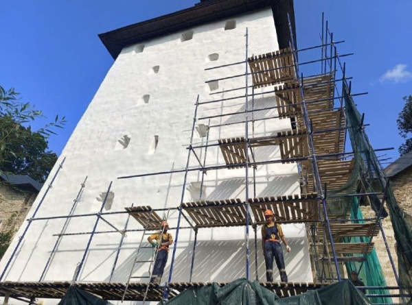 Реставраторы начали снимать строительные леса с объекта культурного наследия федерального значения "Башня Верхних решеток" в составе Псково-Печерского монастыря.

По проекту "АСМ Групп" завершены обширные реставрационные работы, в том числе укреплены уникальные граффити петровского периода, обнаруженные при исследовании башни.
