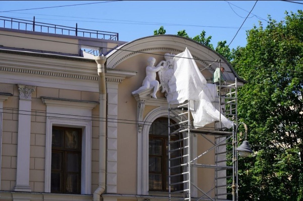 На фасад особняка Урусова вернули четыре фигуры путти. 

Здание библиотеки Лермонтова на Литейном проспекте, 17-19 построено в стиле эклектики с элементами ренессанса и барокко. В ходе исследований нашли утраты и искажения архитектурных элементов фасадов в ходе ремонтов советского периода. 

Основной декоративный элемент фасада - две композиции с путти, поддерживающими картуши. На щитах в центре картушей находится герб последних владельцев особняка графов Мусиных-Пушкиных. 

Интересно, что после революции 1917 года вместо герба в картушах появились серп и молот, а вместо княжеской короны - пятиконечная звезда.

Герб и корону восстановили на основе исторических геральдических изображений герба Мусиных-Пушкиных и княжеской короны на гербах Любомирских и Урусовых.

Четыре гипсовые скульптуры путти демонтировали и создали копии. 