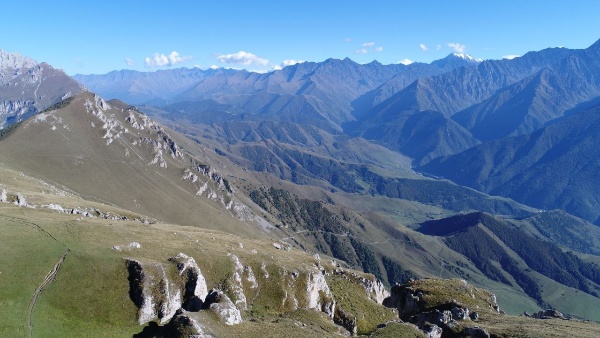 Международный день гор отмечается ежегодно, 11 января. Праздник был учреждён резолюцией Генеральной Ассамблеи ООН в 2003 г. 

Цель этого дня - не поздравления всех "причастных", а сохранение природного богатства мира, поддержка коренных жителей горных районов, повышение осведомлённости людей о проблемах и важности горных массивов. 
По данным ООН около 15% всего человечества живёт в горах. Около 50% всего биоразнообразия находится там же. Примерно половина человечества зависит от различных ресурсов, которые предоставляют нам горы. Тем опаснее становятся изменение климата, деградация земель и любые другие негативные изменения в этих областях. 
Горы Ингушетии отличаются первозданностью и особой красотой. В каком бы месте мы не находились везде открываются потрясающие виды на горы. С горными вершинами связаны самые красивые ингушские предания, а на их склонах стоят древние башни и культовые памятники. 

Самой высокой горной вершиной в Ингушетии считается гора Шоан. Её название происходит от ингушского  слова "ша"- ледник, а также Цей-Лоам и Цорейлам. 

Особое место и почитание в республике занимает, овеянная легендами, Столовая гора, высотой около 3000 м. над уровнем моря, которая помимо известных памятников, расположенных на  вершине, содержит очень много тайн и загадок на своих склонах. 