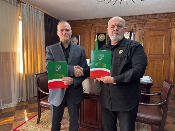 Ачхой-Мартановский район Чеченской Республики и ЦКРТ «Территория» заключили соглашение о сотрудничестве.

На встрече с главой Ачхой-Мартановского муниципального района Хозой Абдулхамидовичем Бурсаговым определены приоритеты, интересы и задачи, в числе которых внедрение на территории района Национальной системы «Территория».

Соглашение определяет следующие направления сотрудничества:
- создание благоприятных условий, разработка и реализация программ и проектов для устойчивого комплексного развития Ачхой-Мартановского муниципального района Чеченской Республики;
- разработка и внедрение, популяризация и продвижение новых инновационных идей, программ, проектов, решений, инструментариев, исследований и технологий;
- реализация программ и мероприятий, направленных на повышение уровня безопасности и комфортности пребывания на территории Ачхой-Мартановского муниципального района Чеченской Республики;
- развитие туристско-рекреационного комплекса в Чеченской Республике;
- разработка и реализация значимых программ и проектов, направленных на содействие формированию сбалансированной стратегии социально-экономического и пространственного развития территорий;
- повышение общественного интереса к спорту и туризму на территории Северного Кавказа; 
- разработка и реализация программ просветительского характера в сфере безопасности жизнедеятельности, экологии, охраны объектов культурного наследия;
- другие направления в рамках реализации соглашения, не запрещенные законодательством Российской Федерации и законодательством Чеченской Республики.

Запланировано проведение совместных мероприятий и участие специалистов ЦКРТ «Территория» в подготовке официальных мероприятий района.