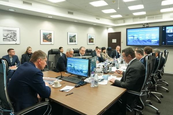 Минэкономразвития: концепция стратегии Кавказ.РФ до 2030 года предусматривает привлечение 150 млрд рублей частных инвестиций.

Министр экономического развития Российской Федерации Максим Решетников провёл стратегическую сессию, посвящённую концепции стратегии Института развития Кавказ.РФ. В ходе обсуждения была рассмотрена роль компании в достижении национальных целей и формировании устойчивой модели экономического роста Северо-Кавказского федерального округа до 2030 года.

«Предыдущая стратегия была принята в 2022 году. За это время изменились национальные цели развития и подходы к стратегическому планированию. Институт развития сформировал серьёзную основу, и сейчас важно перейти к следующему этапу — усилить инвестиционную составляющую, повысить эффективность действующих инструментов и задать более амбициозную динамику развития», — отметил Максим Решетников.

За три года на действующих площадках создано более 40 объектов инфраструктуры, проложено свыше 70 км экологических маршрутов, курорты ежегодно принимают около 2 млн туристов. Через инструменты Института развития привлечено 24 млрд рублей внебюджетных инвестиций в особые экономические зоны. Поддержано 219 проектов с общим объёмом инвестиций более 24 млрд рублей. Эти результаты позволили сформировать устойчивый инвестиционный контур в макрорегионе.

Заместитель министра экономического развития Российской Федерации Сергей Назаров подчеркнул, что ключевым достижением стало восстановление доверия финансового сектора и формирование работающей модели проектного финансирования.

«Мы видим, что банковский сектор возвращается в регион: поддержано с участием кредитных организаций 203 инвестиционных проекта в различных отраслях экономики на 19 млрд рублей, общий объём кредитов, привлечённых резидентами особых экономических зон, превысил отметку 51 млрд рублей, при этом обеспечена высокая дисциплина возвратности. Это свидетельствует о формировании устойчивой инвестиционной среды», — заявил Сергей Назаров.

Развитие банковского участия позволило существенно расширить финансовые возможности проектов и снизить зависимость от прямых бюджетных инструментов. Одновременно концепция стратегии предусматривает дальнейшее снятие инфраструктурных ограничений — модернизацию инженерных сетей в ОЭЗ, развитие энергетики и ЖКХ, а также повышение производительности труда в туристической отрасли. Эти направления рассматриваются как взаимосвязанные элементы единой модели экономического роста.

Генеральный директор Кавказ.РФ Андрей Юмшанов в своём докладе обозначил стратегическую логику следующего шага развития компании.

«Мы подошли к этапу, когда необходимо чётко определить роль Института развития в формировании новой экономической модели Северного Кавказа. Наша задача — сфокусироваться на инструментах, которые системно влияют на инвестиции, производительность труда и занятость, и обеспечить долгосрочную финансовую устойчивость компании как основу для реализации крупных проектов», — отметил Андрей Юмшанов.

Обновлённая концепция стратегии закрепляет концентрацию Кавказ.РФ на пяти направлениях: развитие особых экономических зон и инфраструктуры, реализация инвестиционных проектов, участие в модернизации энергетики и ЖКХ, формирование отраслевого центра компетенций и развитие кадрового потенциала.

В 2026 году Кавказ.РФ продолжит заниматься Ассоциацией развития кадрового потенциала СКФО, в том числе с помощью специализированного карьерного портала, созданного совместно с одной из крупнейших HR-платформ, а также внедрит новое направление — систему сертификации канатных дорог. Компания оформила свою экспертизу в сфере строительства в горной местности в виде дочерней структуры «Кавказ Инжиниринг» и развивает направление формирования комплексных туристических решений — от инфраструктурной подготовки до вывода продукта на рынок. Эти векторы дополняют инвестиционную деятельность и служат укреплению финансовой устойчивости и снижению зависимости от прямого государственного финансирования.

 В базовом сценарии концепции стратегии до 2030 года планируется направить 26 млрд рублей на развитие инфраструктуры ОЭЗ и привлечь до 150 млрд рублей инвестиций резидентов. Таким образом, будет зафиксирован переход от точечных проектов к системной модели инвестиционного развития макрорегиона.

По итогам стратегической сессии Максим Решетников обозначил приоритеты дальнейшего роста Кавказ.РФ — активное использование федеральных инструментов поддержки и усиление роли компании как инвестиционного оператора. Министр подчеркнул, что накопленный опыт позволяет переходить к следующему этапу — увеличению доли внебюджетных источников финансирования и формированию устойчивой финансовой модели.