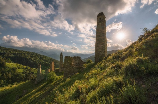 Сегодня День ингушской башни — символа стойкости и мудрости нашего народа.

Каждая башня — это не просто камень, это живая история, дух наших предков, их труд, воплощенный в уникальной культуре, зародившейся среди горных вершин.

Эти башни, возведенные из камня, который крепче времени, стали немыми свидетелями вековых перемен и продолжают стоять, словно непоколебимые стражи нашей истории.

Они — наша гордость и опора, и забота о них для будущих поколений — это наша общая ответственность.

В Республике Ингушетия активно ведется работа по восстановлению исторических комплексов. Они обретают новую жизнь, чтобы продолжать вдохновлять нас и служить напоминанием о величии нашего народа.

Пусть каждая поездка в горы будет наполнена трепетом и осторожностью, ведь мы ступаем по земле, хранящей в себе наше прошлое и будущее.