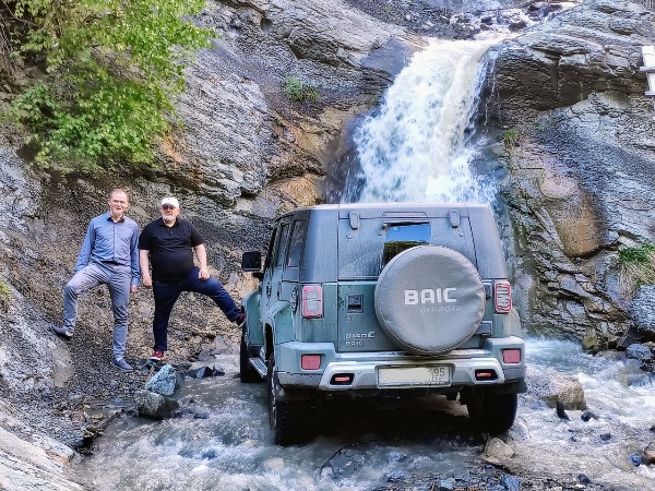 «Территория» способствует подготовке новых официальных туристических маршрутов для гостей Чеченской Республики.

В рамках сотрудничества с Шаройским районом Чеченской Республики была проведена работа с Главой администрации района Магомедовым Рамазаном Назировичем на маршруте до водопада Цеси, находящегося недалеко от районного центра села Химой.

Водопад Цеси – великолепный памятник природы, который гости района смогут посетить уже в 2024 году.

Добраться до водопада уже сейчас можно по горной дороге на высокопроходимых машинах. Пеший путь в обе стороны от села Химой займёт один полный день.

В настоящий момент администрацией района проводятся работы по улучшению дороги, которые будут завершены в ближайшее время.

Водопад Цеси станет одним из первых официальных маршрутов системы «Территория».