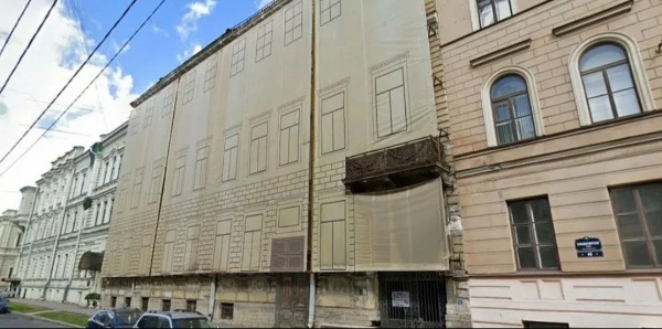Планы по обновлению исторического здания на Большой Морской улице, 51 в Петербурге, оказались под вопросом. Работы по реставрации не начинаются и связано это с уголовным делом и статусом памятника.

Согласно акту историко-культурной экспертизы, опубликованному в сентябре, проект предусматривает сохранение ключевых архитектурных особенностей. Планируется оставить неизменным расположение и размеры главного корпуса, высоту крыш, а также структуру внутреннего двора. Особое внимание уделено сохранению внешнего облика и декоративных элементов интерьеров, чтобы подчеркнуть историческую ценность объекта. В конце прошлого года КГИОП выдал разрешение на проведение работ по сохранению здания. Однако особняк по-прежнему находится под арестом в рамках уголовного дела. Этот статус не позволяет начинать работы. Причиной возбуждения уголовного дела стало обращение градозащитников в Следственный комитет с просьбой проверить законность частичного демонтажа памятника. После разгоревшегося скандала общественность добилась через суд отмены прежнего распоряжения о предметах охраны. В ноябре 2023 года был утвержден новый перечень охраняемых характеристик памятника.