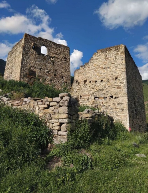 "АСМ Групп" продолжает работы по выявлению неучтенных исторических построек на территории горной Ингушетии и внесению их в создаваемую компанией при полной поддержке Благотворительного фонда "САФМАР" - Единую электронную базу памятников Ингушетии. Постройки, обладающие признаками объектов культурного наследия, также должны быть внесены в Реестр объектов культурного наследия Ингушетии для их юридической и фактической защиты.

Команда "АСМ Групп" закончила работы по изучению и выявлению построек и стел на труднодоступном Башенном комплексе "Гарак". В существующем реестре находятся 26 объектов культурного наследия, включая боевые и жилые башни, а также склепы. Специалисты "АСМ Групп" выявили на комплексе "Гарак" еще 122 исторических памятника, обладающих признаками объектов культурного и археологического наследия, среди которых - башни, склепы и стелы.

"АСМ Групп" направило в Комитет по охране объектов культурного наследия Ингушетии 122 заявления о включении выявленных объектов в Реестр вновь выявленных объектов культурного наследия Ингушетии. Надеемся, что в течение 90 рабочих дней еще 122 объекта юридически станут выявленными объектами Российской Федерации и займут свое достойное место среди других уникальных памятников страны. "АСМ Групп" готово оказать всю дополнительную необходимую помощь, чтобы юридически защитить уникальные башни, склепы и стелы Башенного комплекса "Гарак".