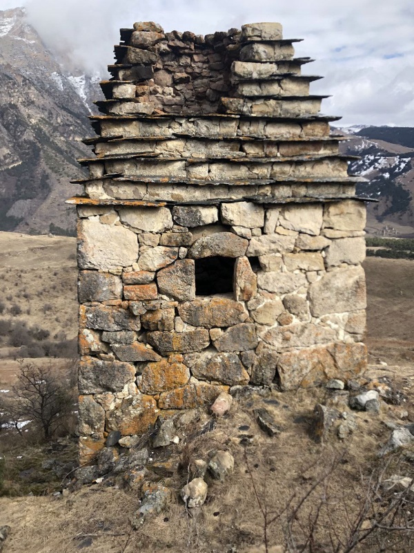 Башенный комплекс Бархане расположен на юге Республики Ингушетия, у подножия горы Цей-Лоам в Джейрахском районе, на высоте 1400 метров над уровнем моря, к северу от Эгикала.  

Он состоит из двух позднесредневековых замковых комплексов, в каждом из которых имеется пятиэтажная боевая башня с плоской крышей. Помимо них, в первом (северном) замке сохранились четырехэтажная полубоевая башня и шесть жилых строений. Во втором (южном) замке было восемь жилых башен. Конструкция обоих комплексов была такова, что попасть в боевые башни можно было только из пристроенных к ним жилых сооружений, а весь замок был обнесен оборонительной стеной.  На северо-западной окраине поселка стоит средних размеров святилище. 

Местные жители данного поселения в позднем средневековье специализировались на возведении наиболее совершенных и сложных в техническом исполнении каменных построек. 
 
Входит в состав Джейрахско-Ассинского государственного историко-архитектурного и природного музея-заповедника. Является выявленным объектом культурного наследия и охраняется государством.