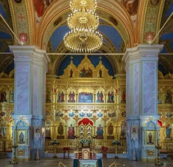 Церковь Пресвятой Троицы на Октябрьской набережной в Петербурге - первый объект совместной работы "АСМ Групп" с структурами "Газпром". Проект реставрации полностью искаженного внешнего облика храма и его интерьеров занял у архитекторов компании около года. Кроме того, были разработаны проект воссоздания иконостаса и проект живописной отделки.