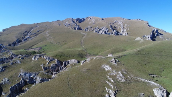 Международный день гор отмечается ежегодно, 11 января. Праздник был учреждён резолюцией Генеральной Ассамблеи ООН в 2003 г. 

Цель этого дня - не поздравления всех "причастных", а сохранение природного богатства мира, поддержка коренных жителей горных районов, повышение осведомлённости людей о проблемах и важности горных массивов. 
По данным ООН около 15% всего человечества живёт в горах. Около 50% всего биоразнообразия находится там же. Примерно половина человечества зависит от различных ресурсов, которые предоставляют нам горы. Тем опаснее становятся изменение климата, деградация земель и любые другие негативные изменения в этих областях. 
Горы Ингушетии отличаются первозданностью и особой красотой. В каком бы месте мы не находились везде открываются потрясающие виды на горы. С горными вершинами связаны самые красивые ингушские предания, а на их склонах стоят древние башни и культовые памятники. 

Самой высокой горной вершиной в Ингушетии считается гора Шоан. Её название происходит от ингушского  слова "ша"- ледник, а также Цей-Лоам и Цорейлам. 

Особое место и почитание в республике занимает, овеянная легендами, Столовая гора, высотой около 3000 м. над уровнем моря, которая помимо известных памятников, расположенных на  вершине, содержит очень много тайн и загадок на своих склонах. 